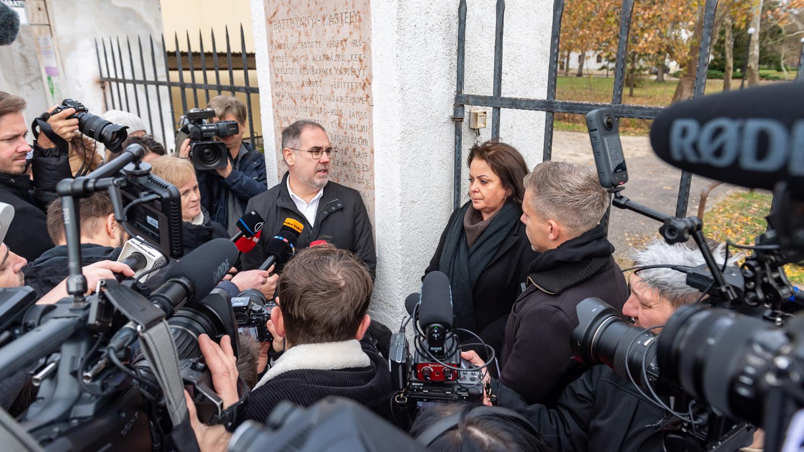 Nem jutott be tavaly novemberben a bicskei gyerekotthonba Magyar Péter, akit a kapunál Csizi Péter és Cséplőné Gönczi Veronika, a Szociális és Gyermekvédelmi Főigazgatóság főigazgatója „fogadott”