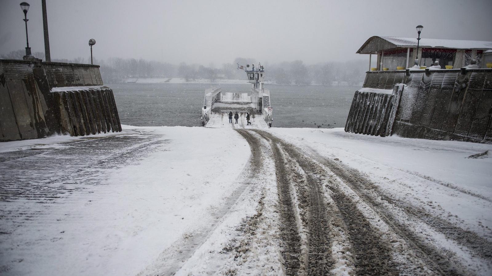 A behavazott Mohácsi kompkikötő 2014. december 28-án. MTI Fotó: Sóki Tamás