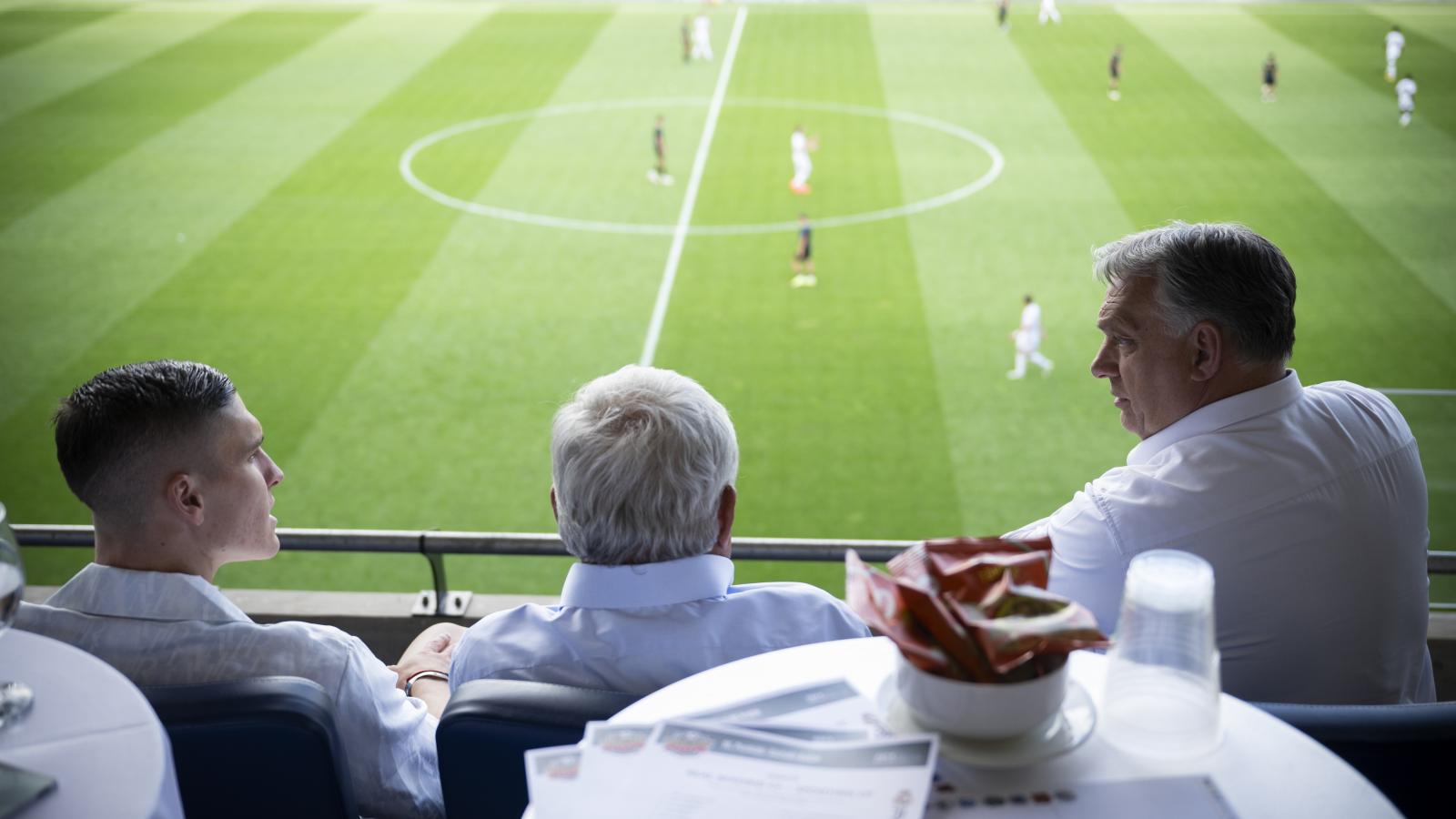 Sallai Roland, Csányi Sándor és Orbán Viktor meccset néz Felcsúton 2024. május 20-án 