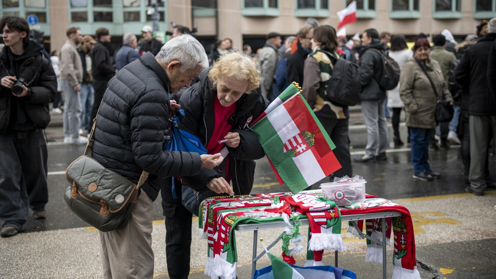 Orbán Viktor hallgatósága a március 15-i beszéde előtt 