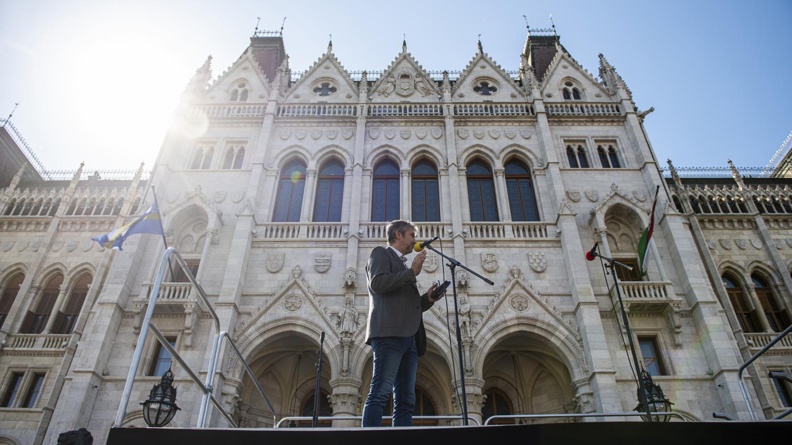 Hadházy Ákos a Parlament előtt május 1-én 