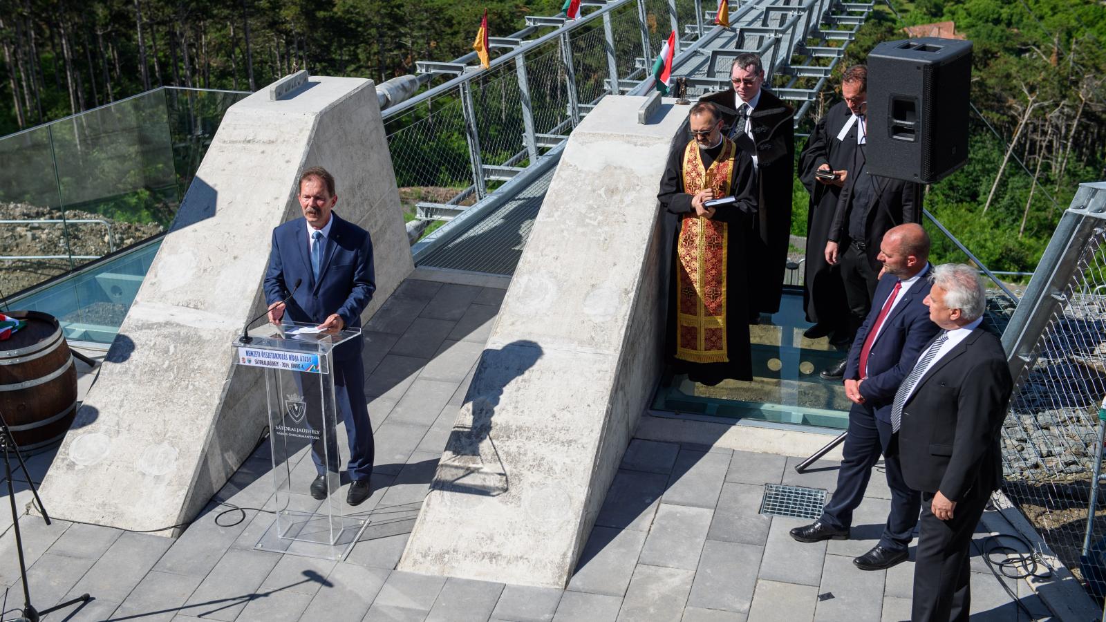 Szamosvölgyi Péter polgármester beszédet mond a híd avatásán 2024. június 4-én 