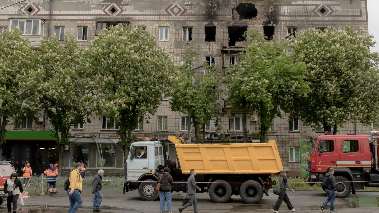 A támadásban megsérült lakóépület Kijevben május 7-én reggel 