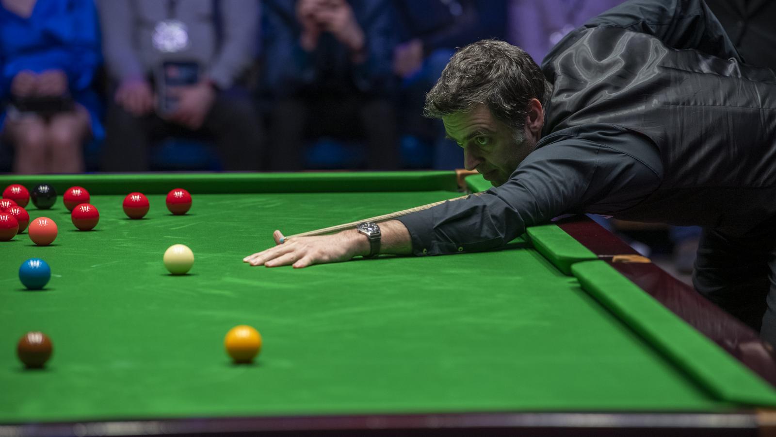  Az angol Ronnie O’Sullivan olyan a snookerben, mint Federer a teniszben, Tiger Woods a golfban, Messi és Ronaldo a fociban. Zseni. Őrült. Mágus. És roppant szeszélyes