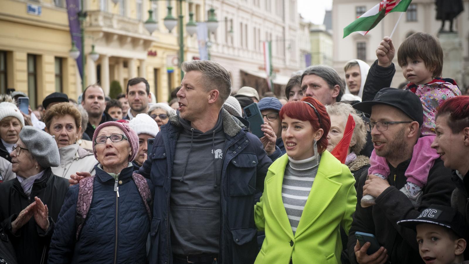 Magyar Péter és a Tisza Párt az immerzív politika logikáját követi; ez egyfajta élménypolitizálást jelent, mely során a politikai cselekvés formailag élményformáló folyamattá változik át