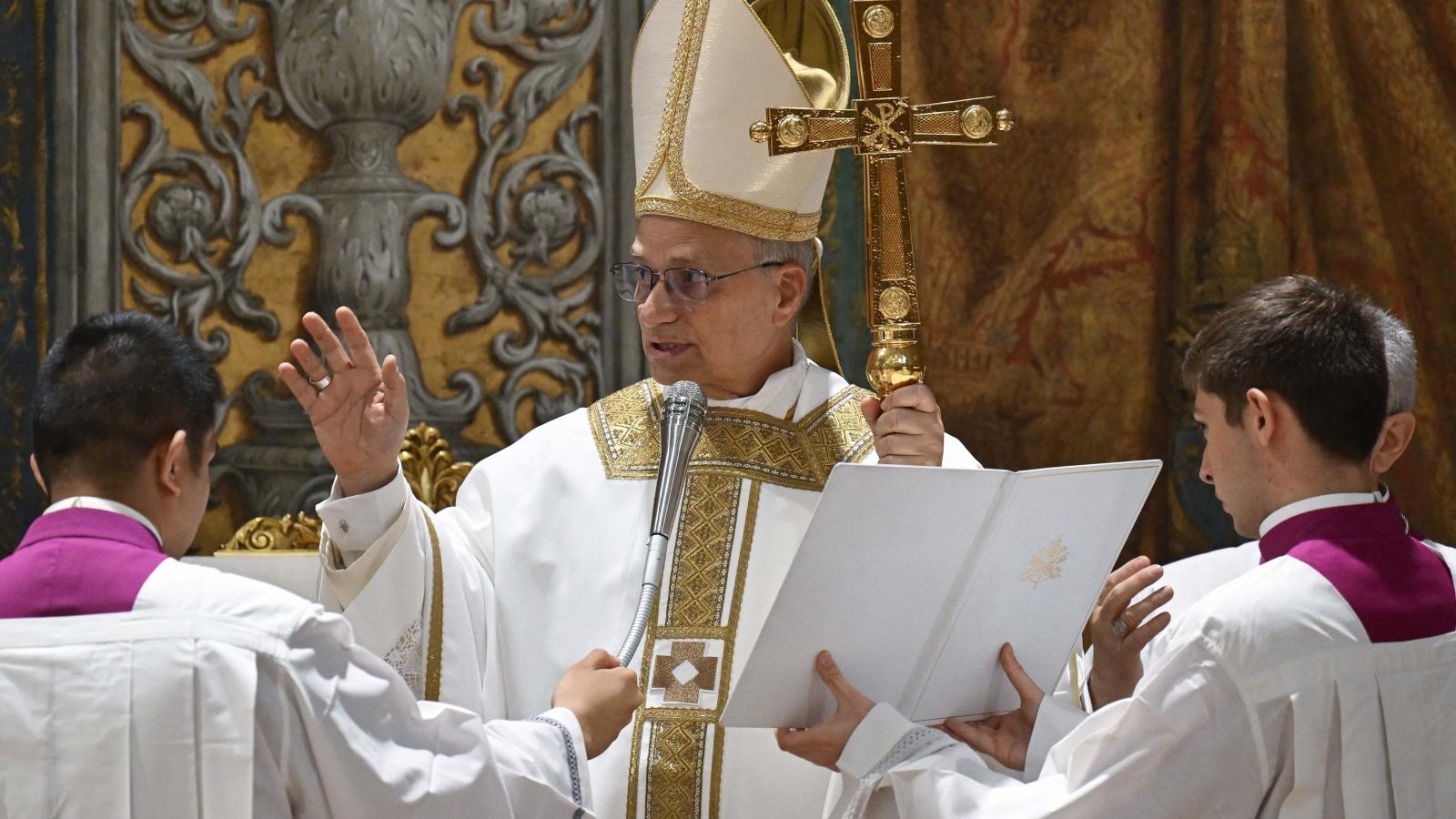 Az első XIV. Leó által celebrált pápai mise május 9-én