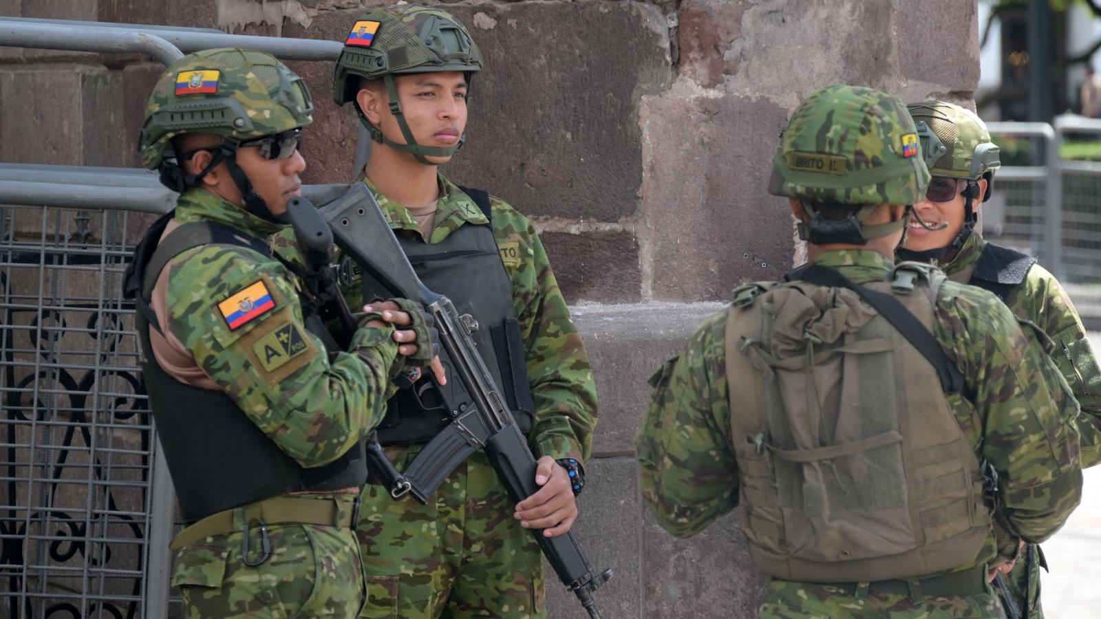 Ecuadori katonák őrködnek a Carondelet elnöki palota előtt Quitóban, 2025. április 8-án.
