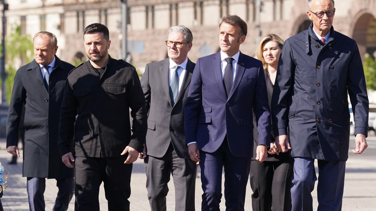 Volodimir Zelenszkij ukrán elnök és felesége, Olena Zelenszka, Friedrich Merz német kancellár, Emmanuel Macron francia elnök, Keir Starmer brit miniszterelnök és Donald Tusk lengyel kormányfő Kijevben 2025. május 10-én. 