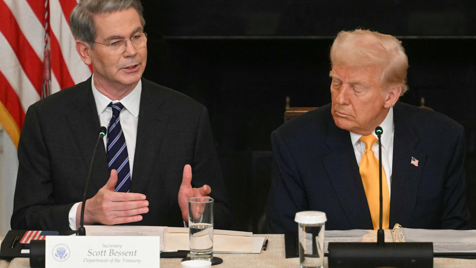 Scott Bessent amerikai pénzügyminiszter és Donald Trump elnök. 