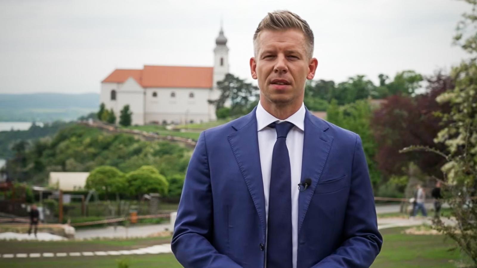 A Tihanyi Apátság elől jelentkezett be Magyar Péter