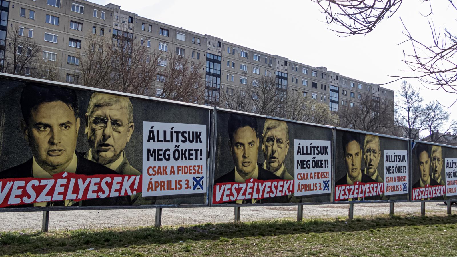 Plakátok. „Vele már nem lehetett nyerni, fekete bárányt csináltak belőle”