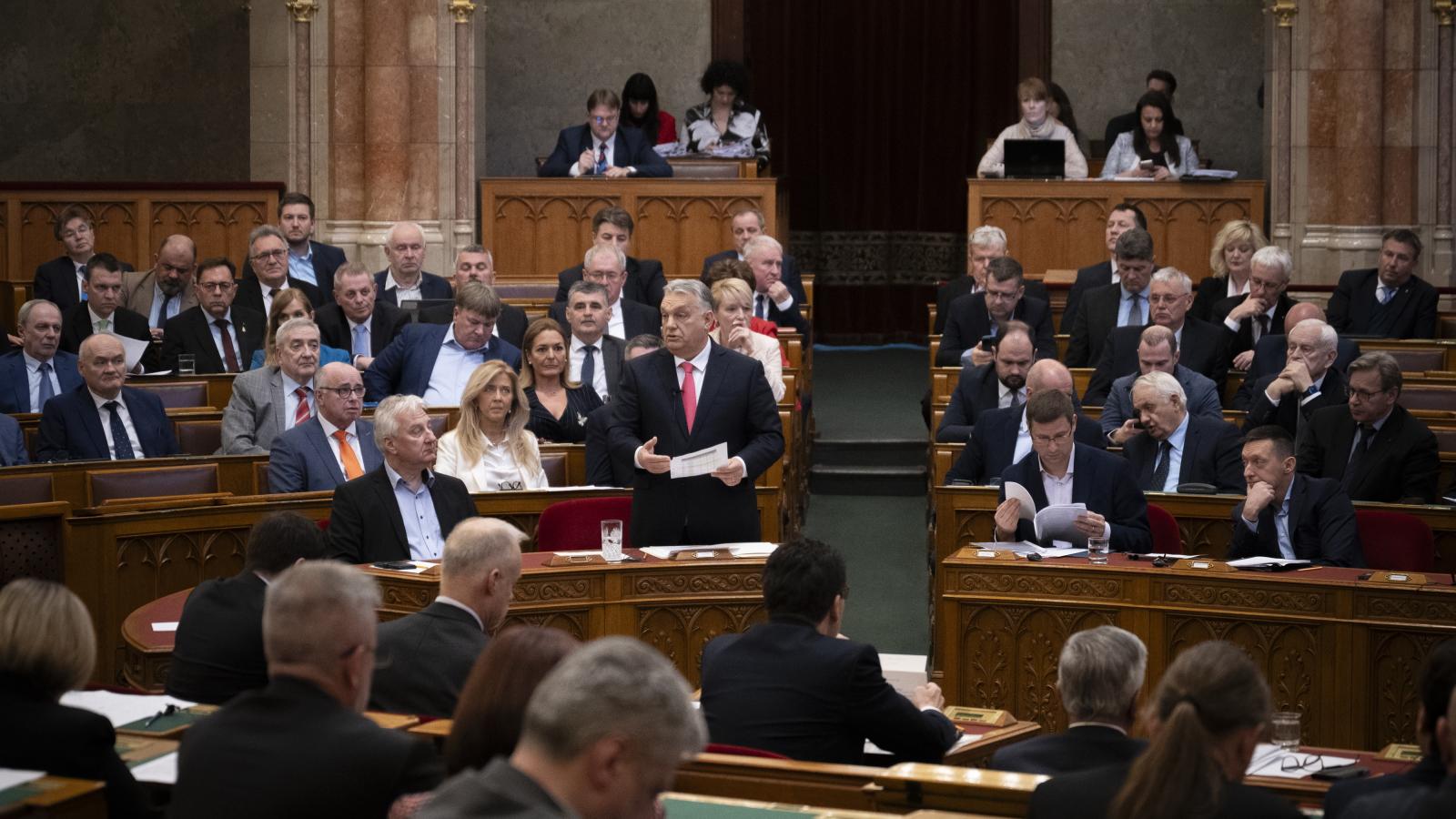Orbán Viktor miniszterelnök azonnali kérdésre válaszol az Országgyűlés plenáris ülésén