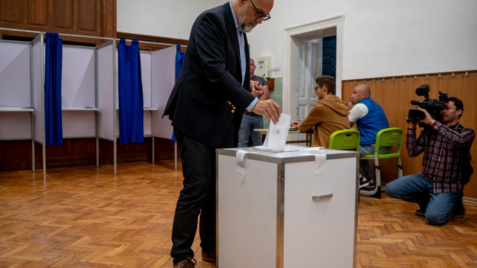 Kelemen Hunor szavaz a megismételt első fordulóban