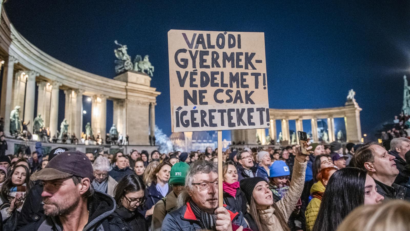 Több tízezren tüntettek február 16-án a Hősök terén a kegyelmi ügy és a gyermekbántalmazások ellen