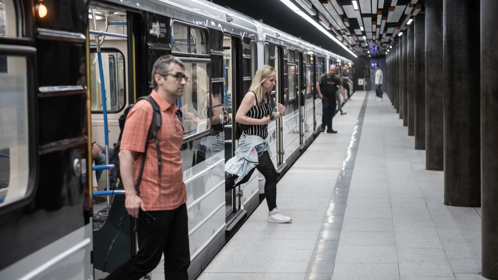 A metrókocsiknak mindkét oldalon kinyíltak az ajtajai. Az oroszok szerint a metróvezetők hibáztak, a BKV szerint az orosz gyártó