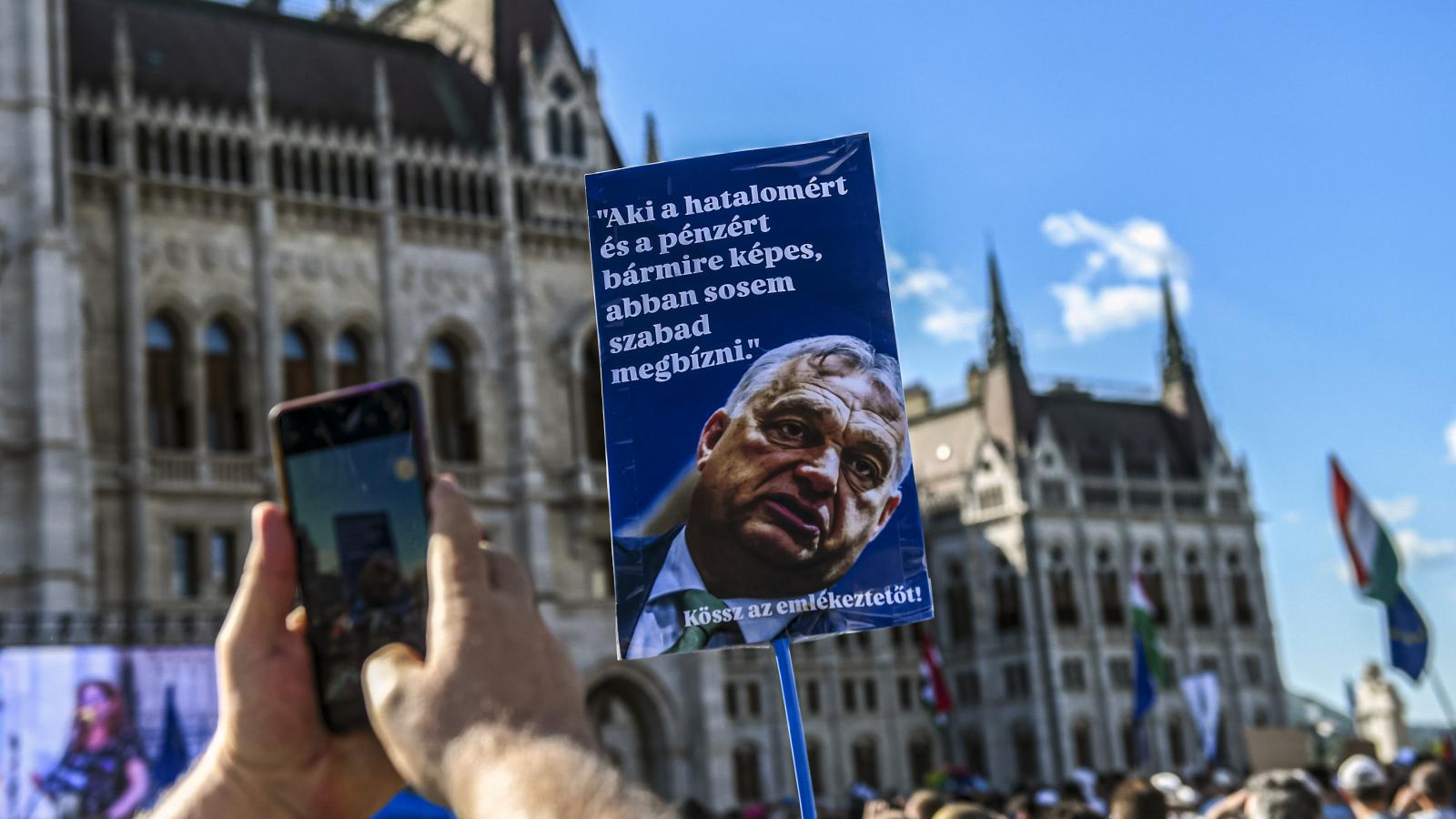 Május 1., Kossuth tér: Orbán-idézettel Orbán machinációi ellen