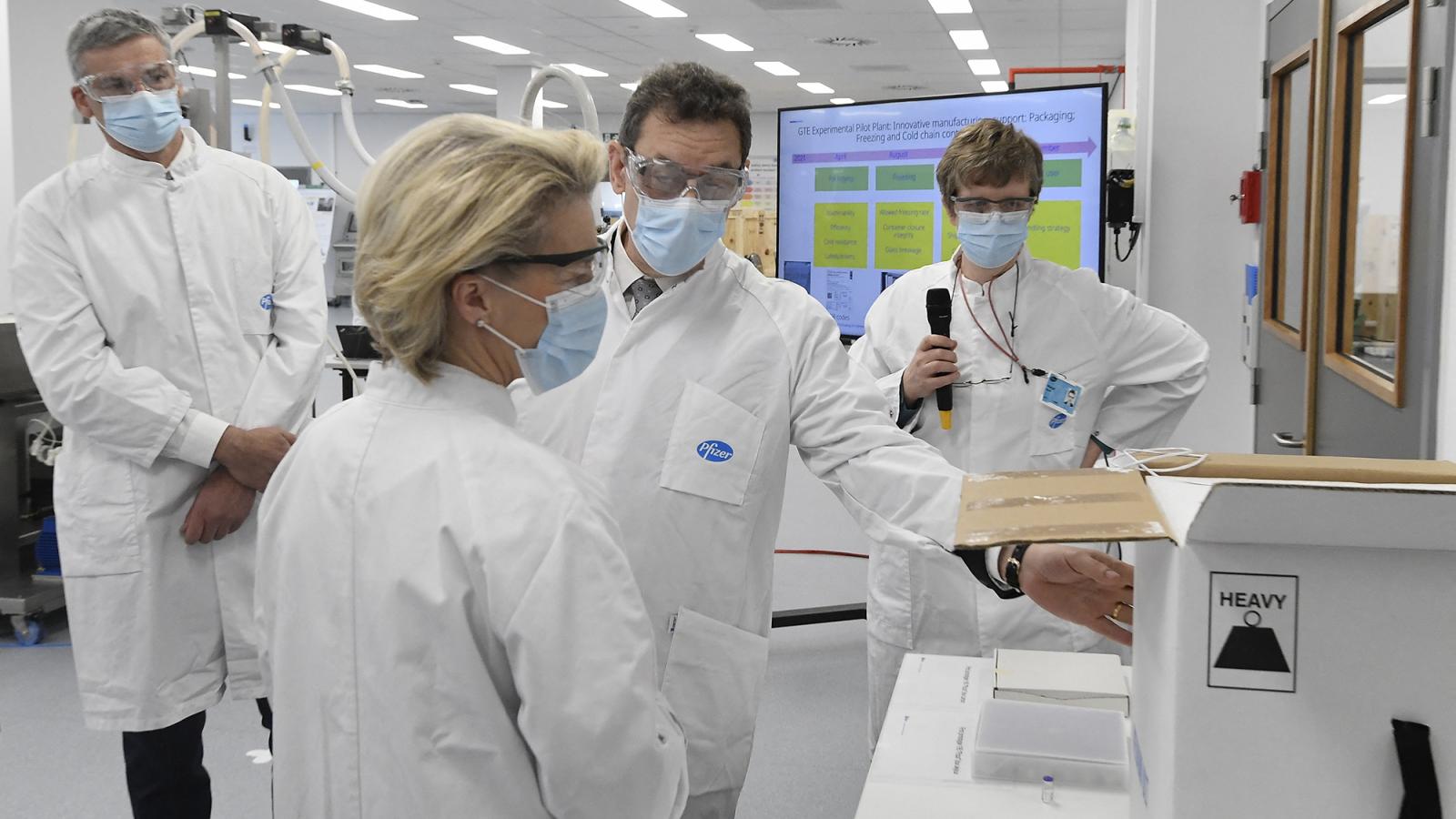 Ursula von der Leyen a Pfizer vezérigazgatójával, Albert Bourlával a Pfizer amerikai gyárában tett látogatása során 2021. április 23-án