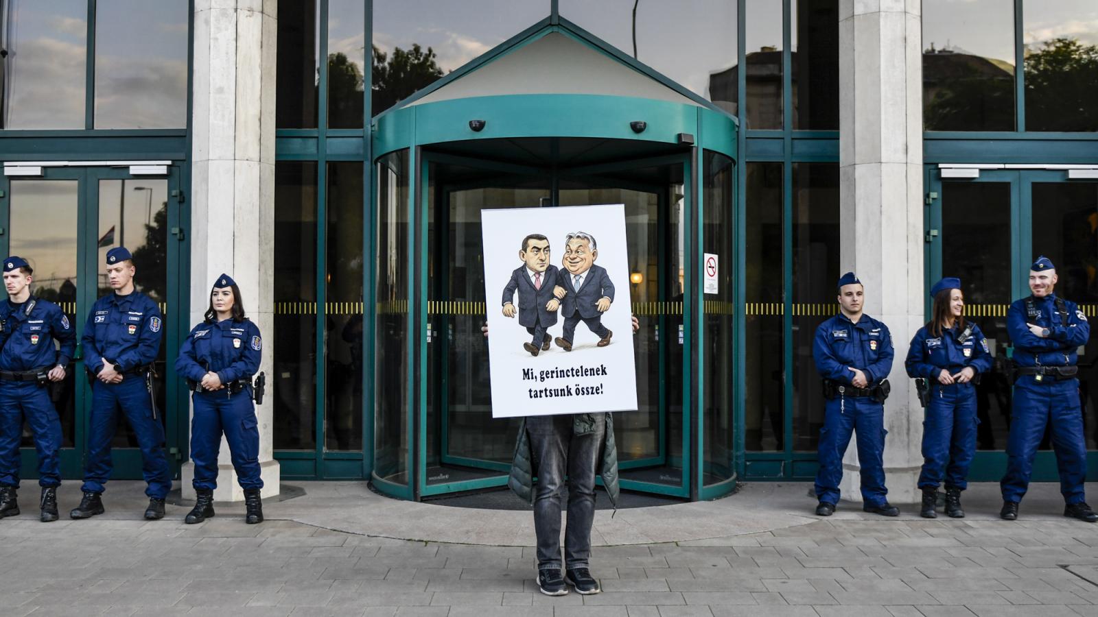 Hadházy Ákos által szervezett tüntetés a gyülekezési jog korlátozása és a kínai típusú megfigyelőállam bevezetése ellen Budapesten a Külügyminisztérium épületénél 2025. május 14-én