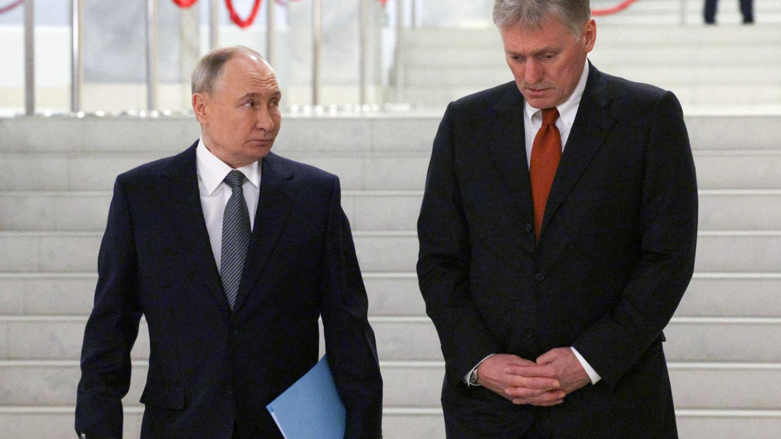 Vlagyimir Putyin és a szóvivője, Dmitrij Peszkov 2024 decemberében