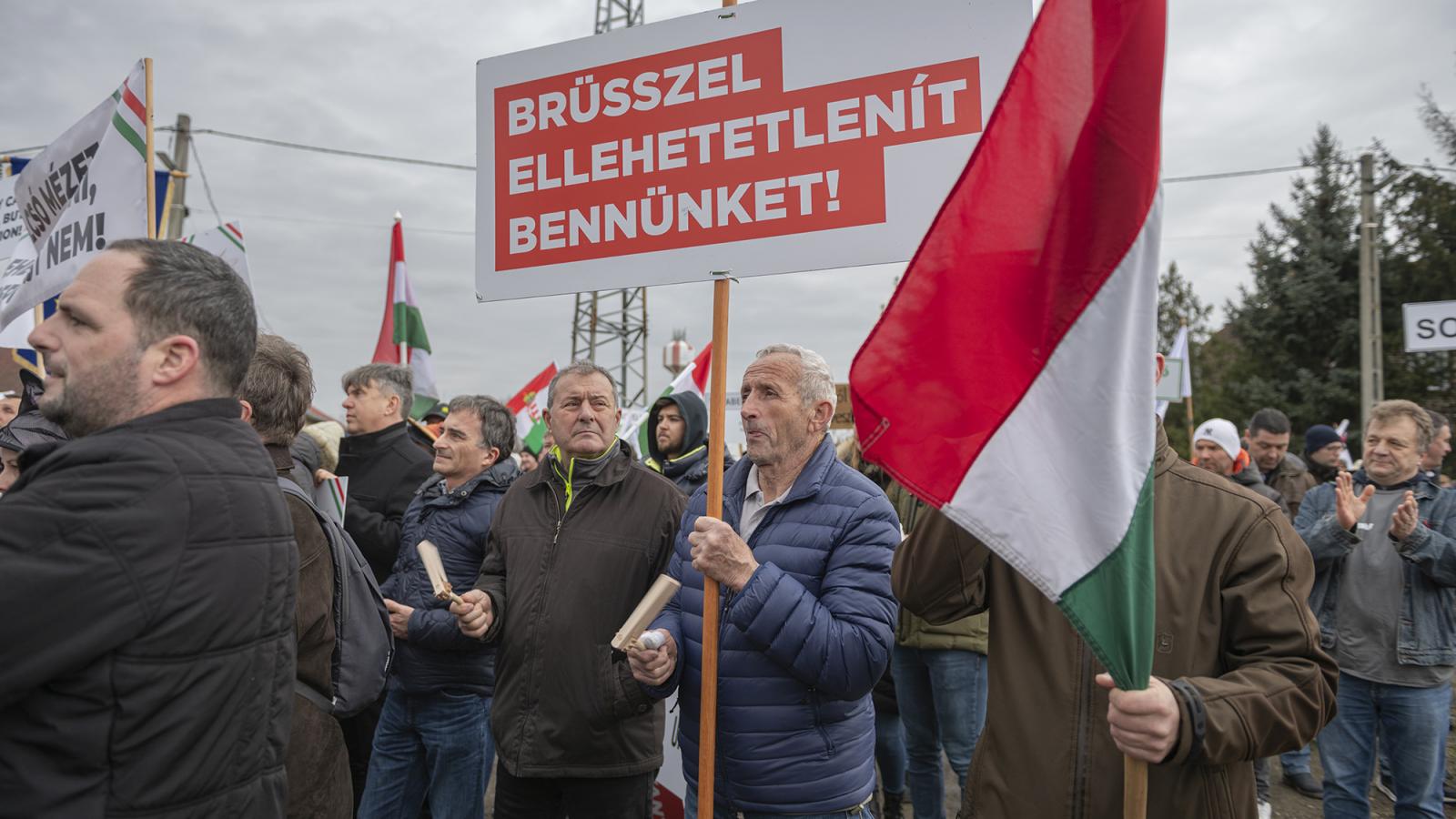 Tiltakozó gazdák Záhonyban 2024. február 9-én