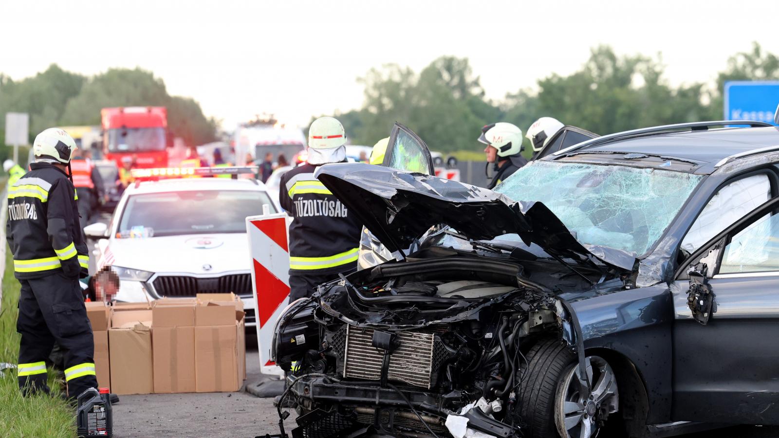 Tűzoltók dolgoznak egy összeroncsolódott jármű mellett az M30-as autópálya Miskolcot elkerülő szakaszán