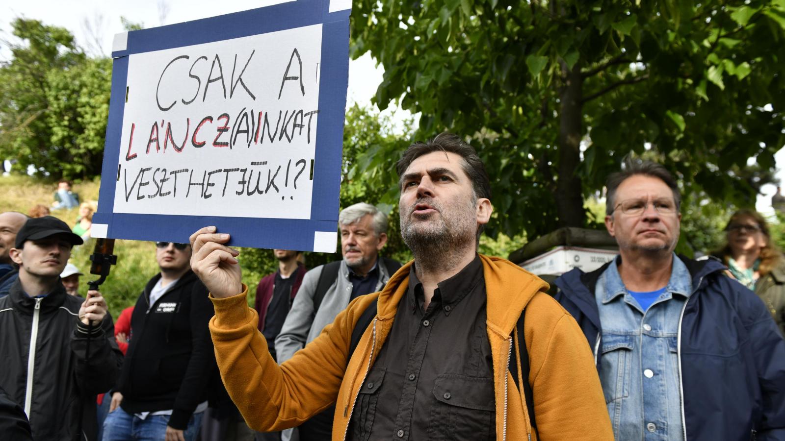 Tüntetők a Szuverenitásvédelmi Hivatal előtt május 16-án 