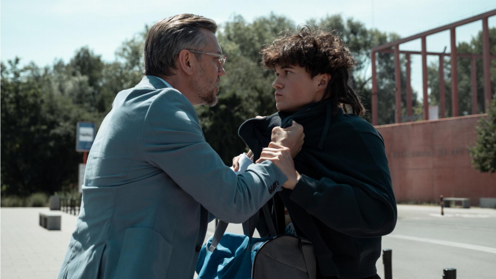 Az HBO Maxon látható új lengyel minisorozat, az Egy tisztességes férfi főhősét is nyomasztja a tudat, hogy valószínűleg tisztességes, és mások is annak tartják