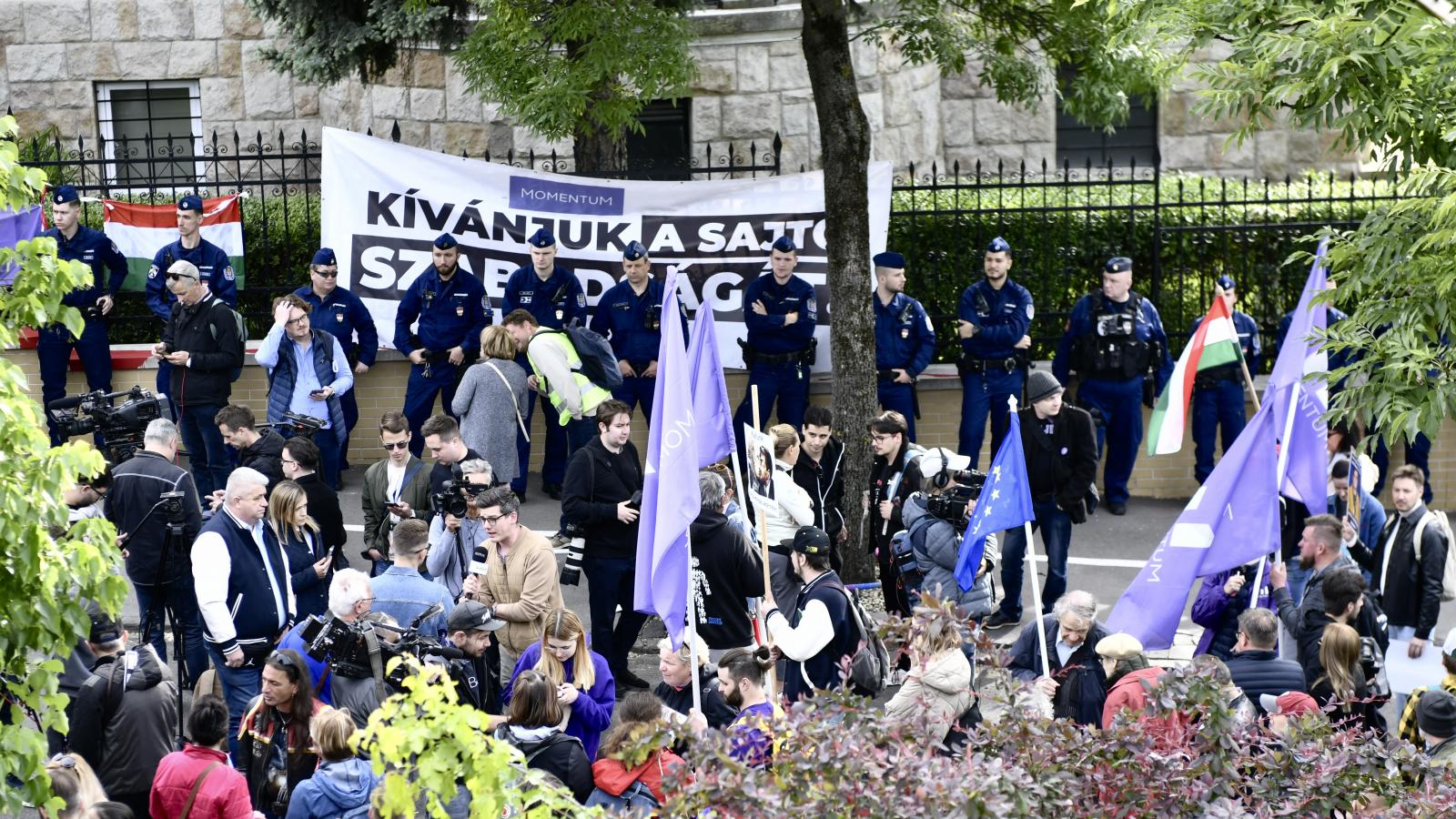 Tiltakozók a Lánczi-féle hivatalnál, a Sánc utcában
