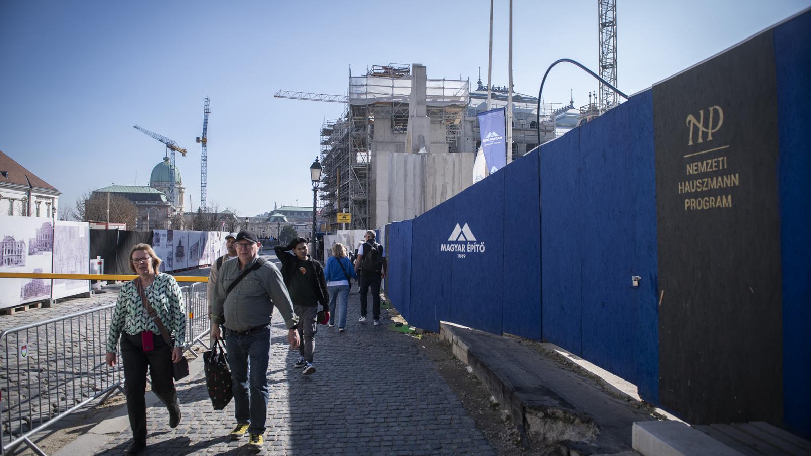 Ha valamire nem sajnálják a pénzt, akkor azok a kormányzat hóbortjai, mint például a budai vár felújítása