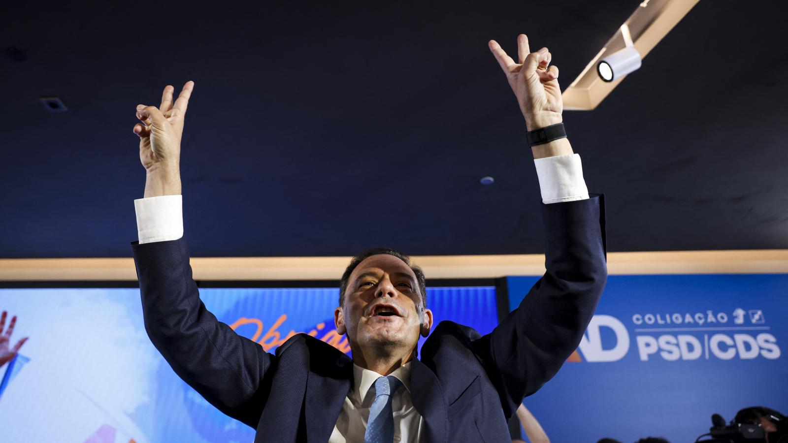 Luís Montenegro miniszterelnök ünnepli a győzelmét május 19-én 