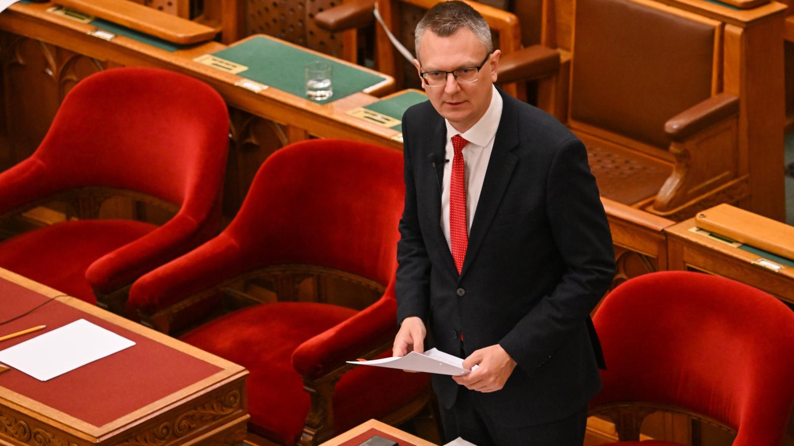 Rétvári Bence felszólal a TB-kiskönyv megszüntetéséről szóló törvényjavaslat vitájában április 30-án 