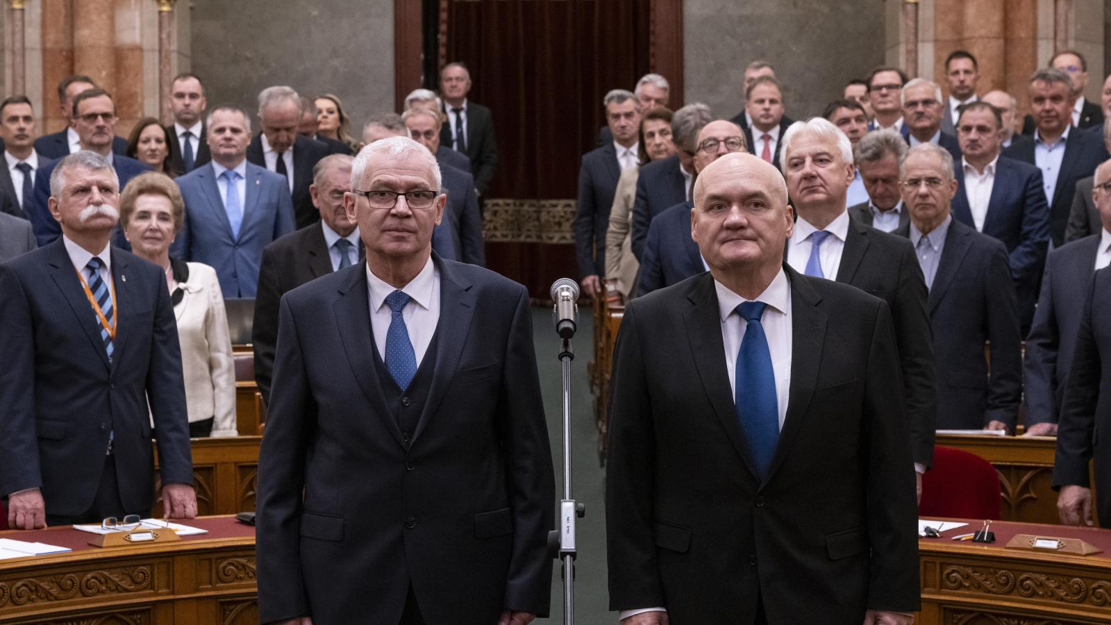 Polt Péter és Hende Csaba leteszi esküjét, miután alkotmánybíróknak választották őket május 20-án 