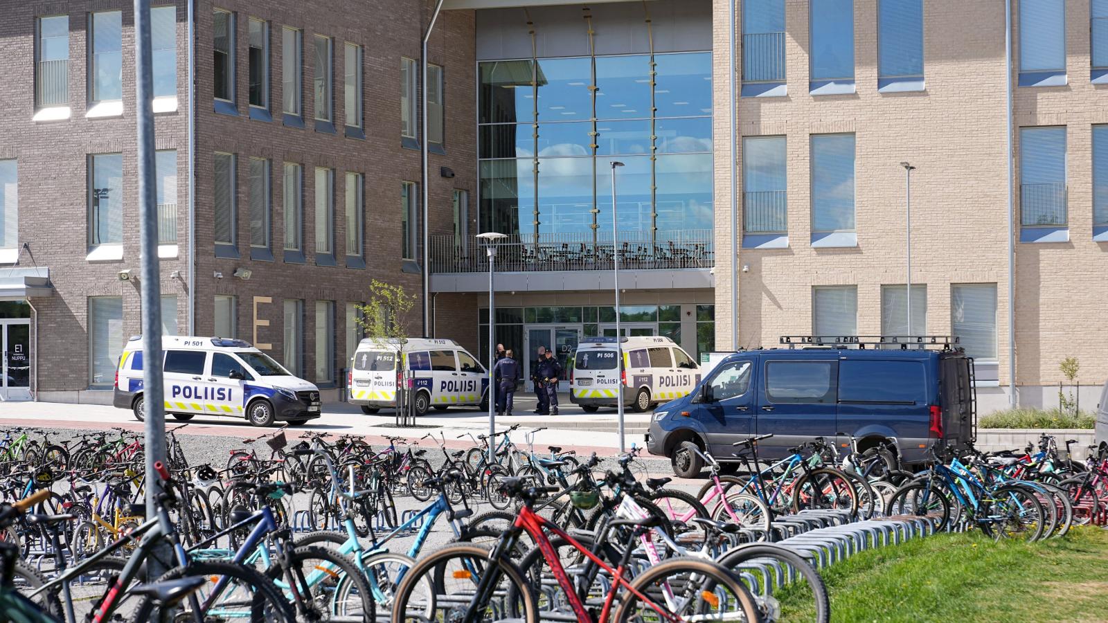 Helyszínelő rendőrök az iskola előtt május 20-án 