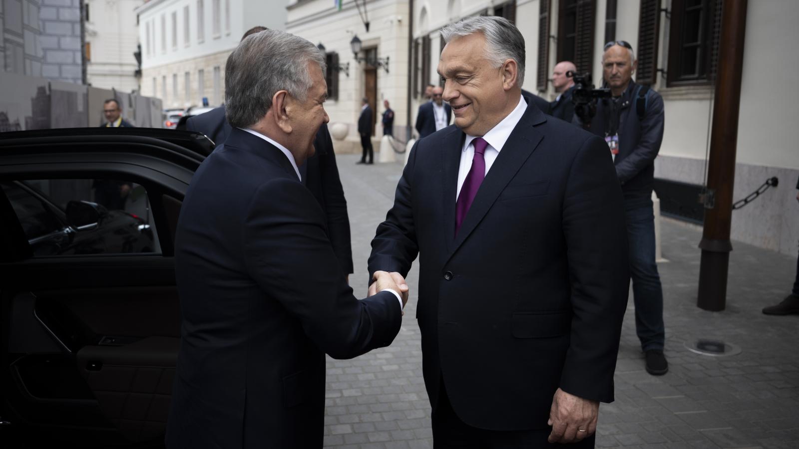 Orbán Viktor fogadja Savkat Mirzijojev üzbég elnököt a Karmelita kolostornál május 20-án 