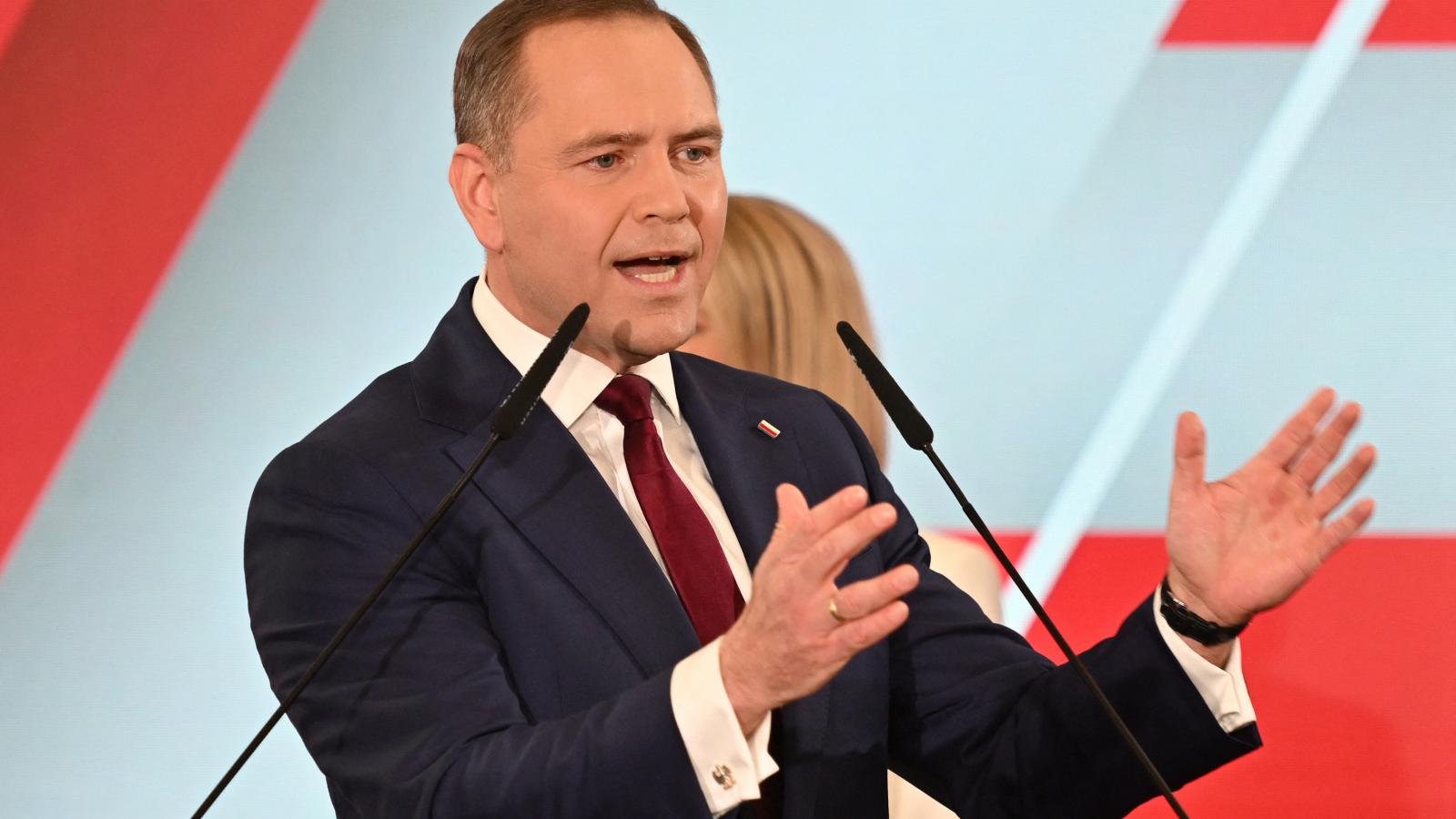 A PiS-jelölt Karol Nawrocki felszólította a szélsőjobboldali Konföderáció harmadik helyre szorult jelöltjét, hogy csatlakozzon hozzá „Lengyelország megmentéséért”