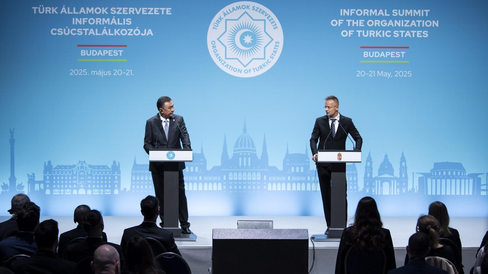 Kubanicsbek Ömüralijev és Szijjártó Péter a Türk Államok Szervezetének informális csúcstalálkozóján