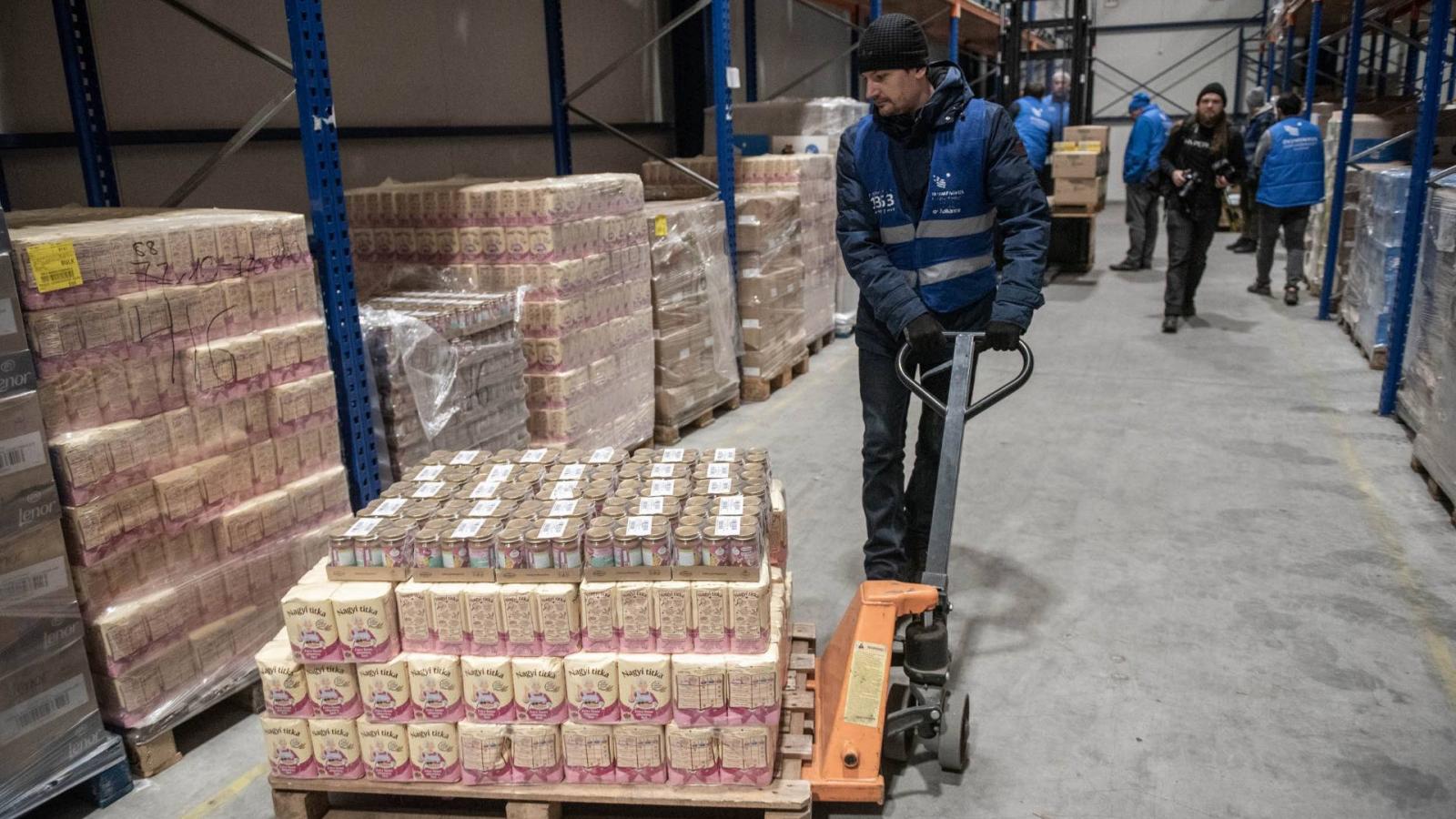 2022. március 20.: az Ökomenikus Segélyszervezet raktára Ukrajnában, Beregszászon