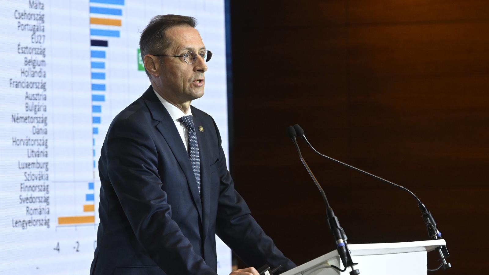 Varga Mihály, a Magyar Nemzeti Bank (MNB) elnöke előadást tart Budapesten, a Portfolio Hitelezés 2025 konferencián 2025. május 22-én.