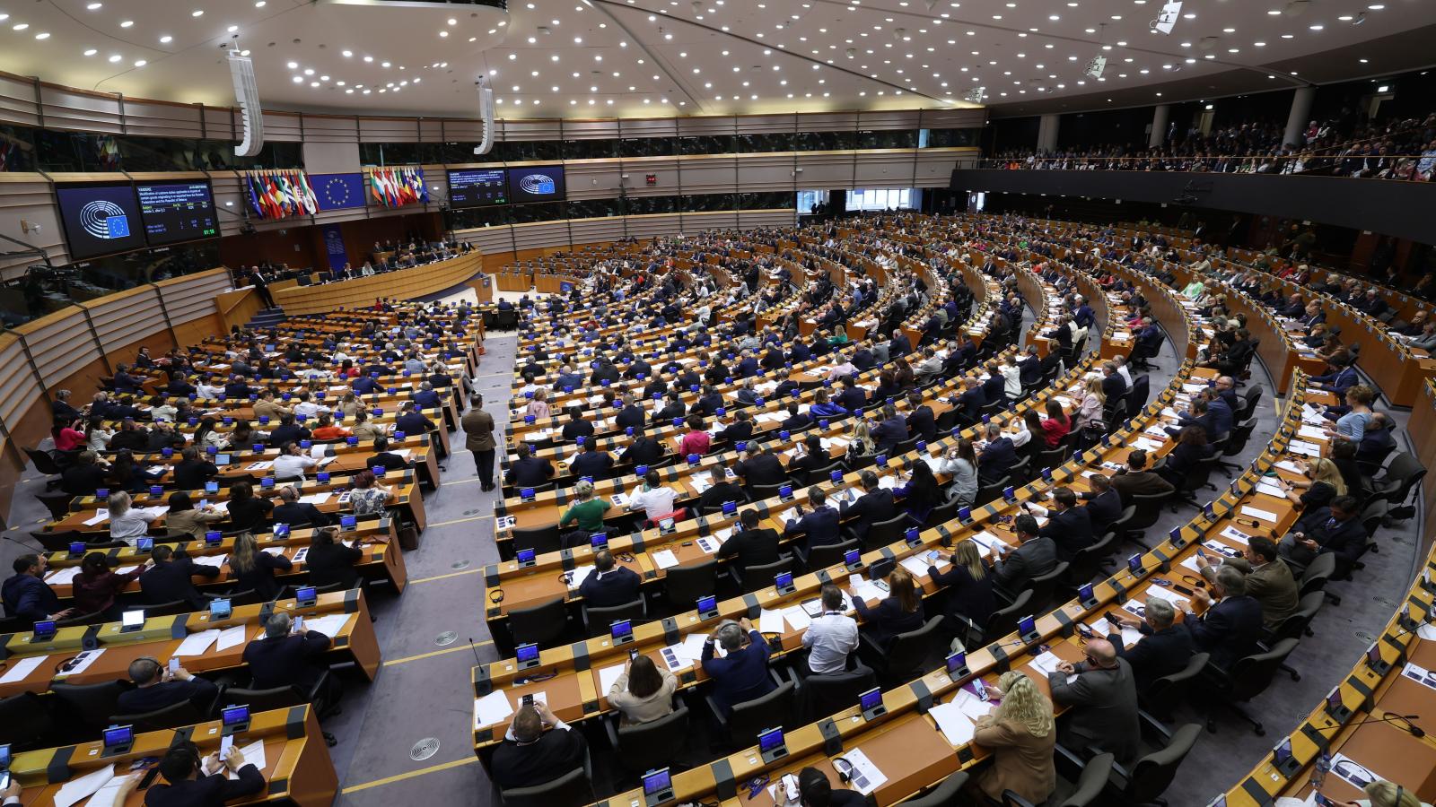 Képviselők az Európai Parlament plenáris ülésén Brüsszelben 2025. május 22-én. Az uniós törvényhozás május 21-22. között ülésezik.