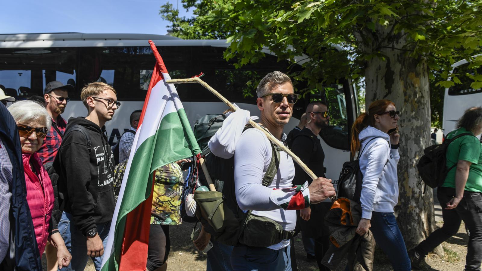 Magyar Péter saját szimbólumrendszert épít, amelynek most része lett a nagyváradi zarándoklat, a hátizsákba szúrt magyar zászlóval