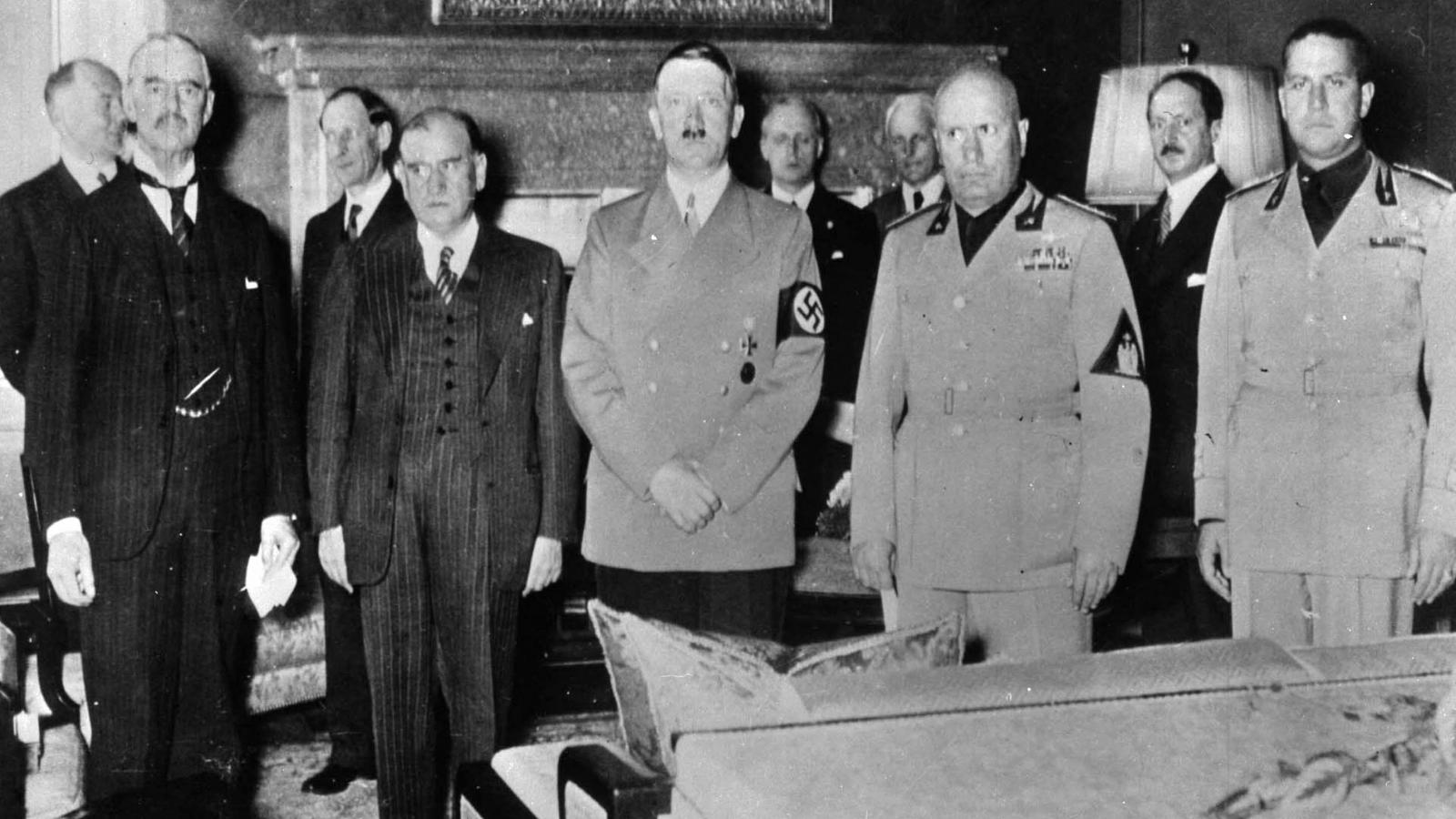Chamberlain, Daladier, Hitler, Mussolini és Ciano gróf a müncheni egyezmény aláírása előtt