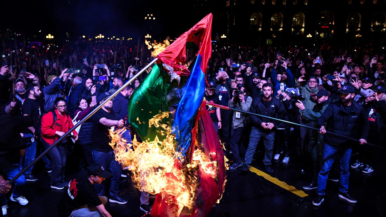 Török és azeri zászlókat égettek Jerevánban ez év április 23-án, az örmény népirtás emléknapjának előestéjén