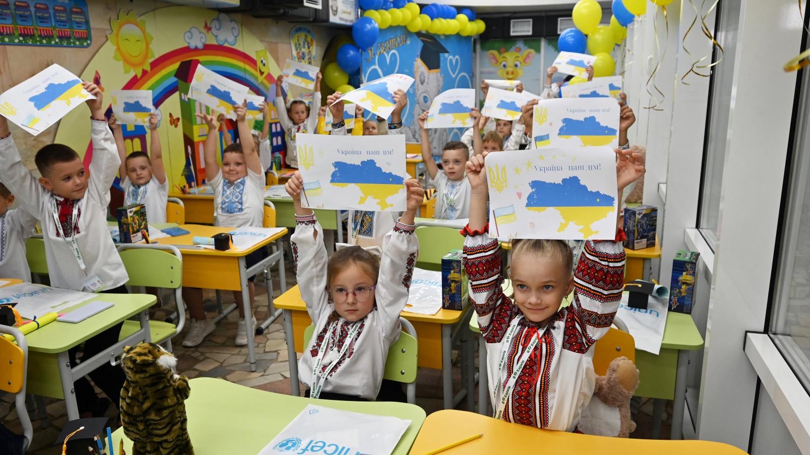 Tanévnyitó egy ukrán iskolában. Az ukránosítás, így az ukrán nyelv tanítása elsősorban a legfiatalabb nemzedéket megcélzó folyamat