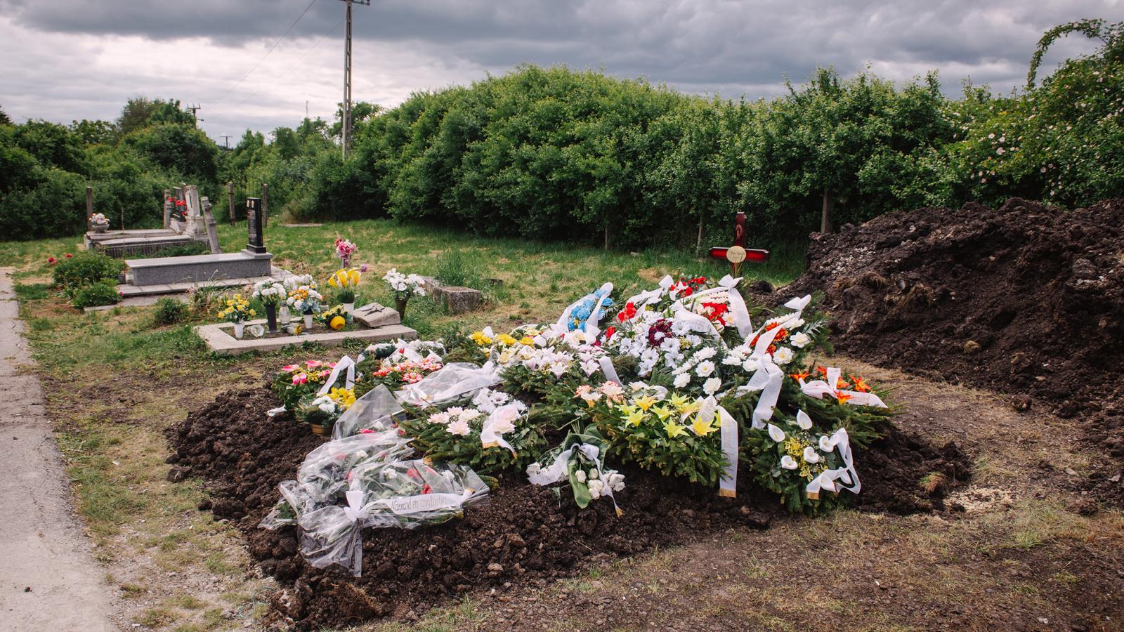 A domoszlói plébánost végül a markazi pap helyettesítette. A temetés a legnagyobb rendben lezajlott