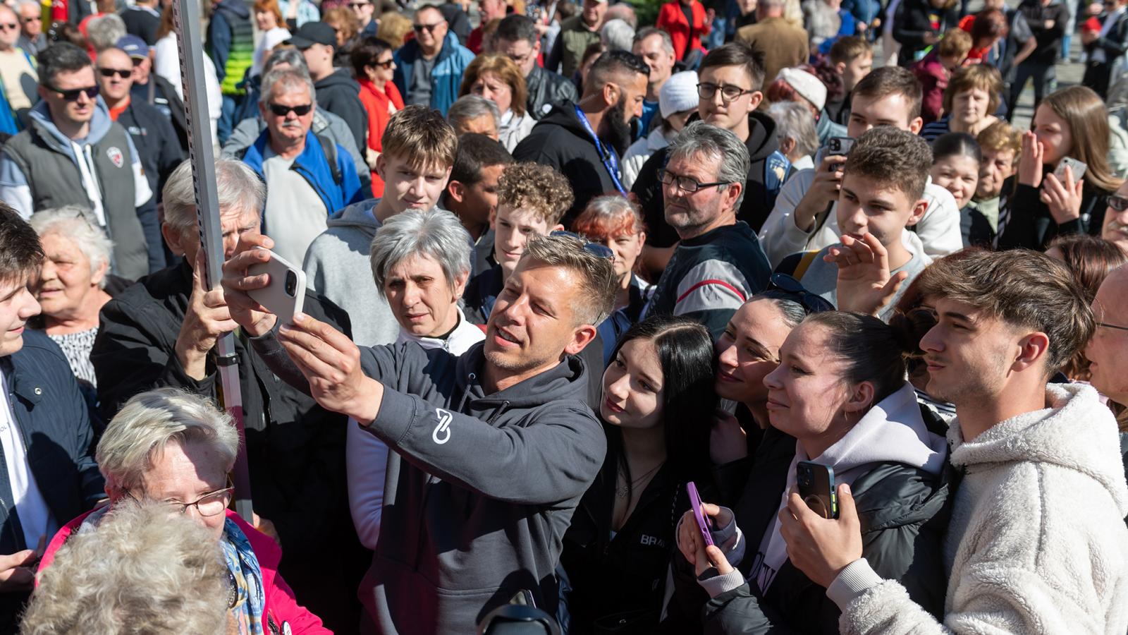 Magyar Péter áprilisi országjárása egyik állomásán, Komáromban 