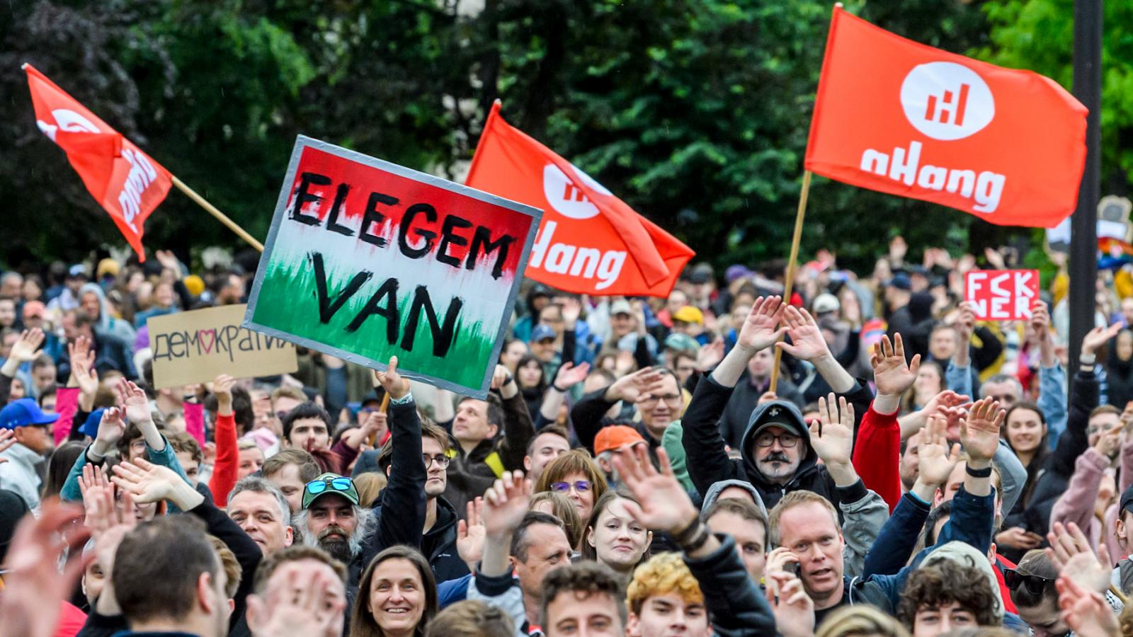 Tüntetés a Kossuth Lajos téren május 18-án az átláthatósági törvény ellen