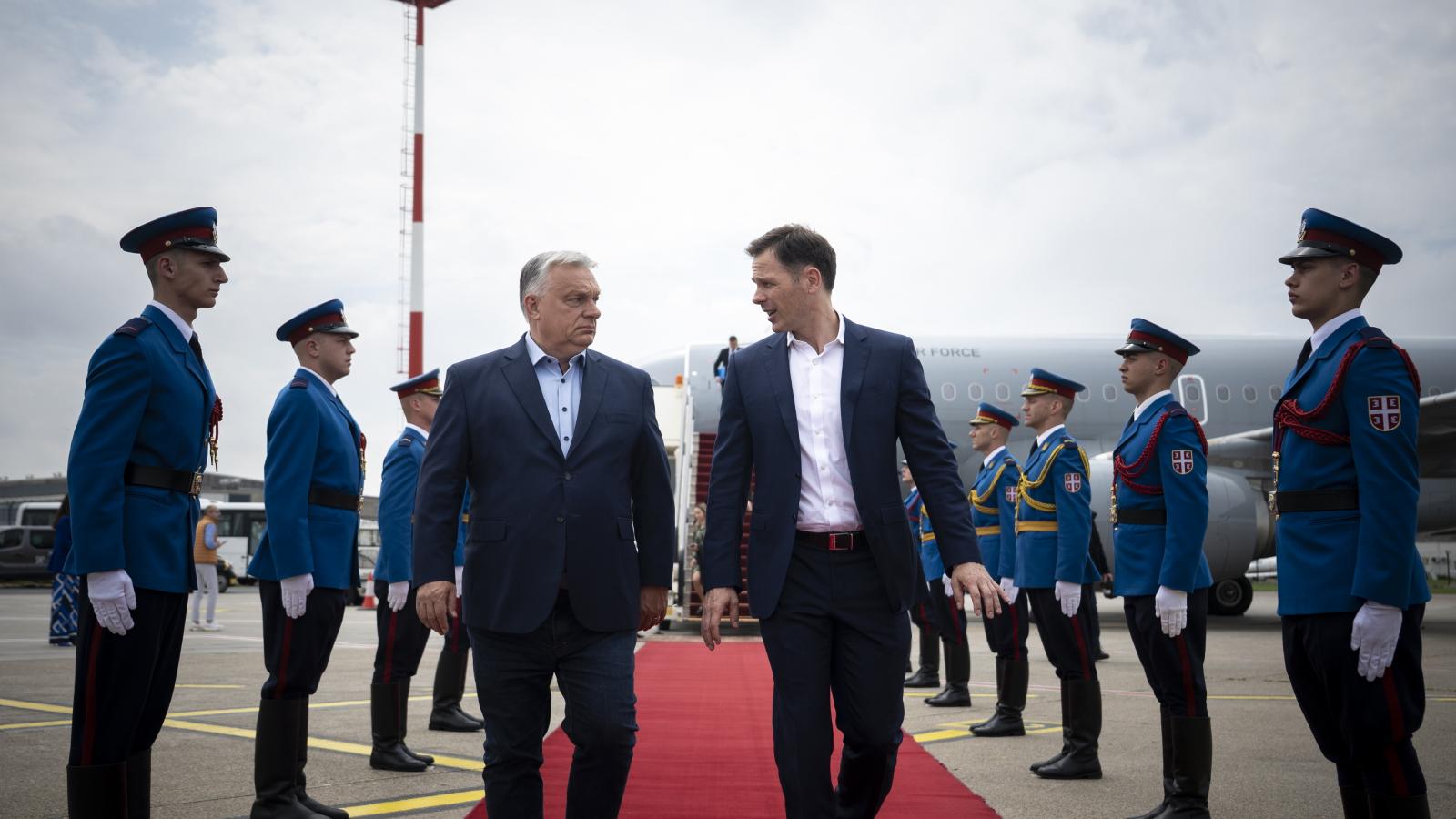 Orbán Viktor miniszterelnök megérkezik Belgrádba 2025. május 23-án