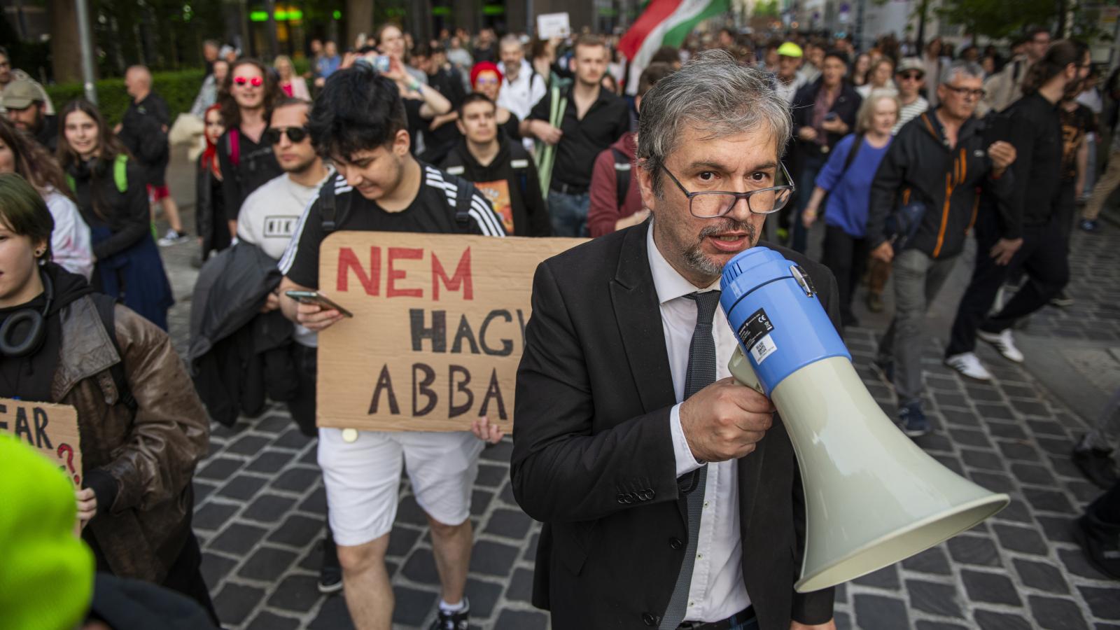 Hadházy Ákos május 20-án a tizedik tüntetésen
