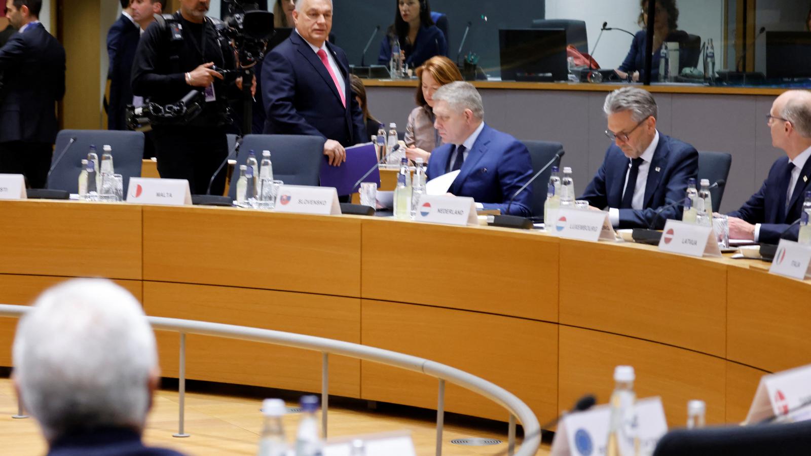 Másfelé megy Orbán, mint amerre az Unió többsége tart. Legalább 14 tagország akar közös nyilatkozatot átadni neki kedden