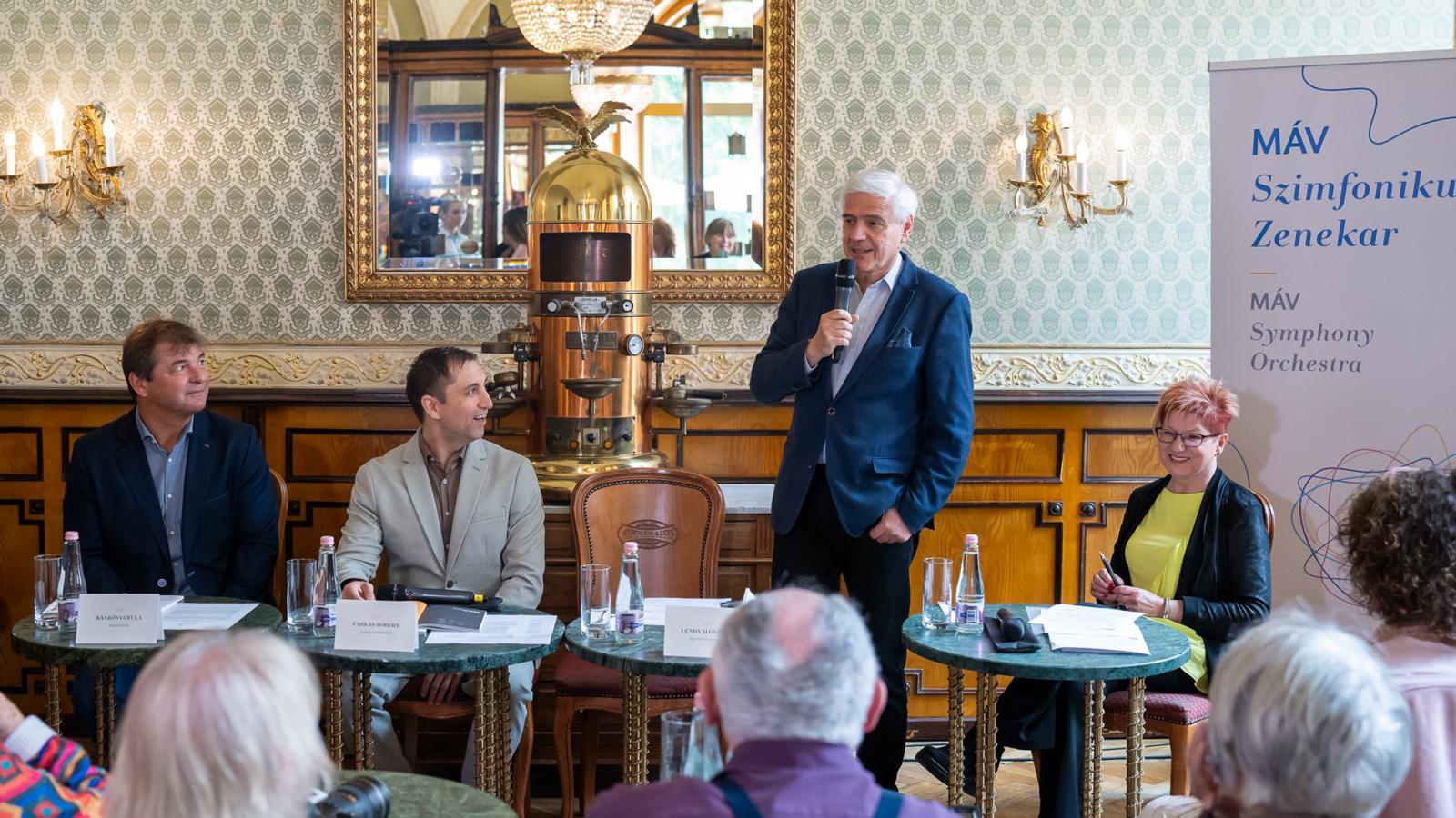 Lendvai György, a zenekar igazgatója ismertette a  jövő évi programot